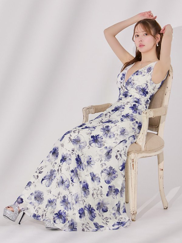 ホワイトxブルー モデル：ゆめ　身長：160cm　着用サイズ：7号(Sサイズ)