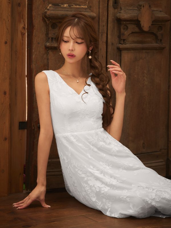 ホワイト　モデル：るりぴ　身長：165cm　着用サイズ：7号(Sサイズ)着用