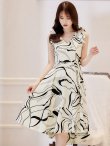 画像5: XS-Lサイズあり 【GINZA COUTURE/銀座クチュール】ニュアンス柄/ ペイント柄/ 肩リボン/ ノースリーブ/ 膝丈/ ミディアム丈/ フレア/ ワンピース/ キャバドレス[OF2] (5)