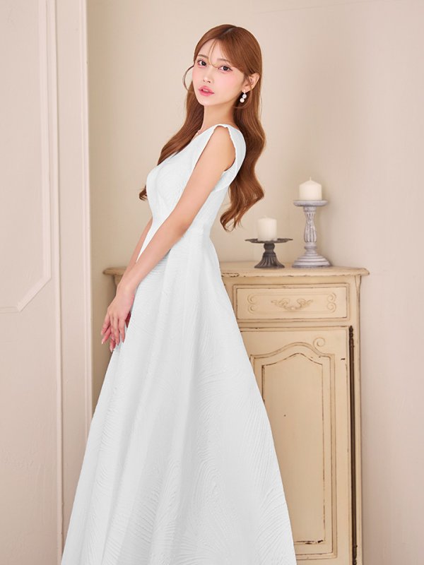 ホワイト　モデル：るりぴ　身長：165cm　着用サイズ：7号(Sサイズ)