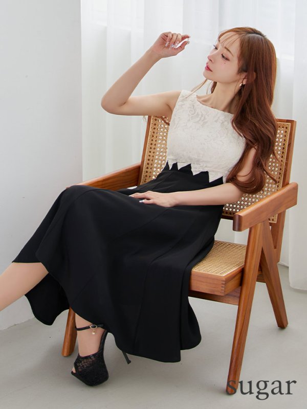 ホワイト×ブラック　モデル：真優川咲　身長：158cm　着用サイズ：7号(Sサイズ)