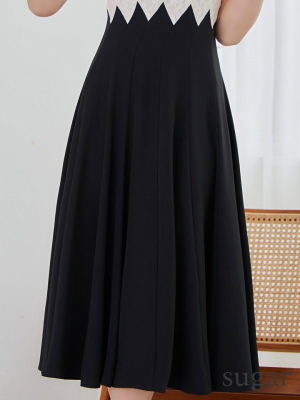 ホワイト×ブラック　モデル：真優川咲　身長：158cm　着用サイズ：7号(Sサイズ)