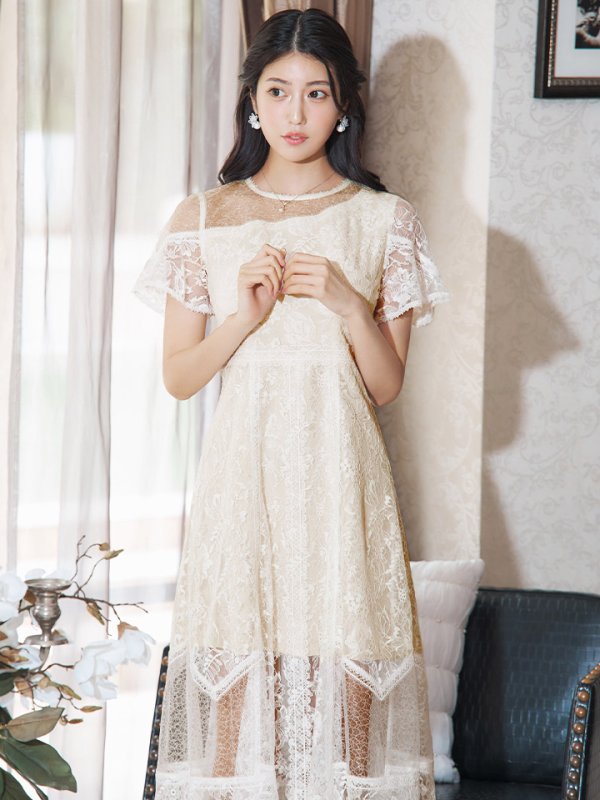 ホワイト モデル:阿部なつき 身長:160cm 着用サイズ:7号(Sサイズ)