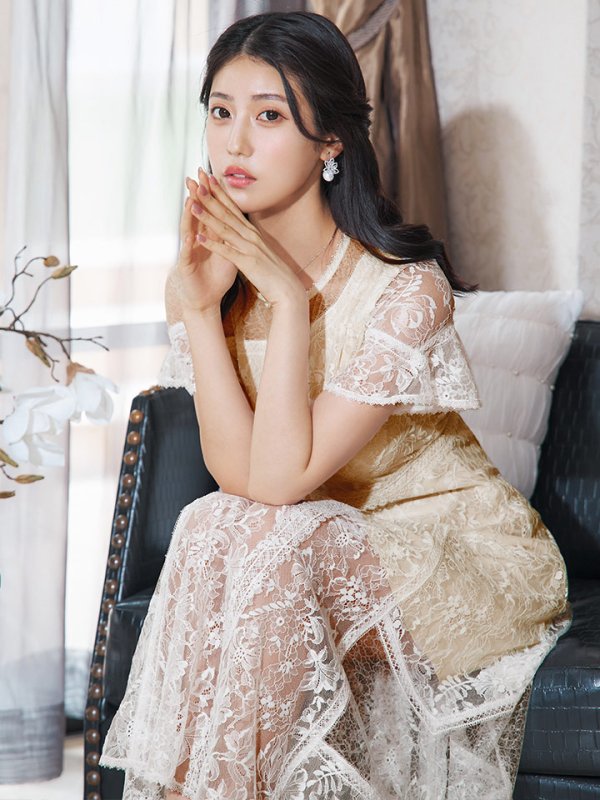 ホワイト モデル:阿部なつき 身長:160cm 着用サイズ:7号(Sサイズ)