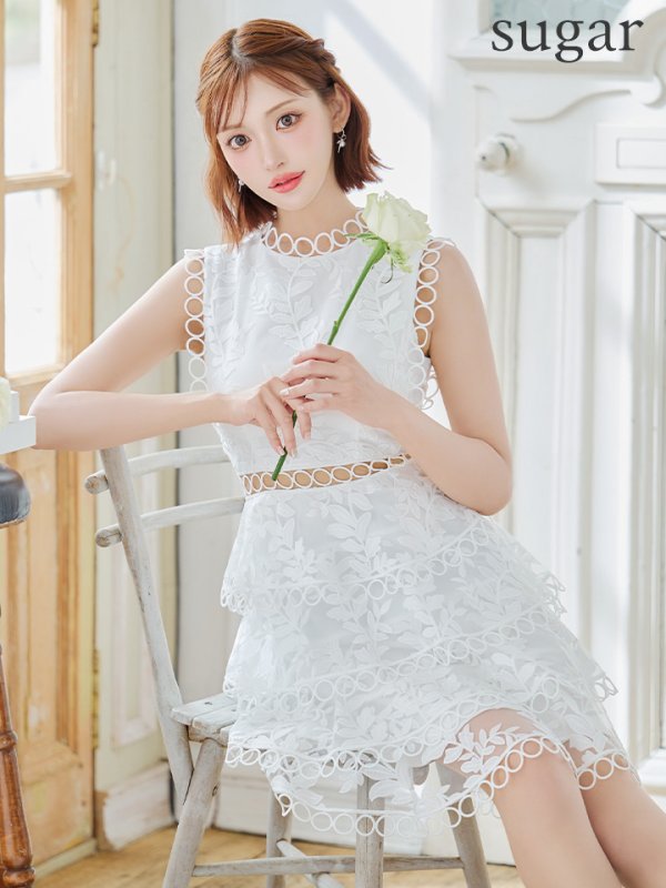 ホワイト モデル：明日花キララ　身長：162cm　着用サイズ：Sサイズ