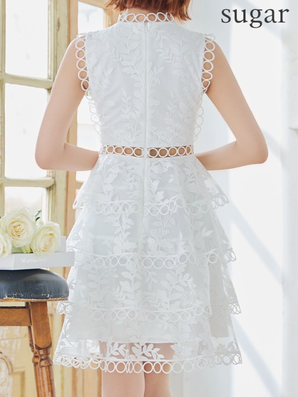 ホワイト モデル：明日花キララ　身長：162cm　着用サイズ：Sサイズ