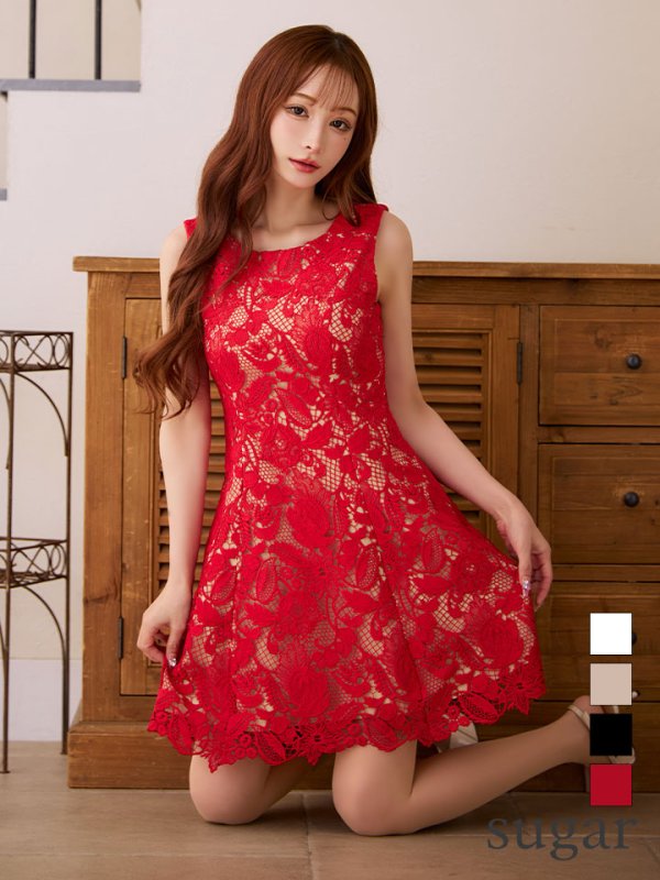 レッド モデル：真優川咲　身長：158cm　着用サイズ：7号(Sサイズ)着用