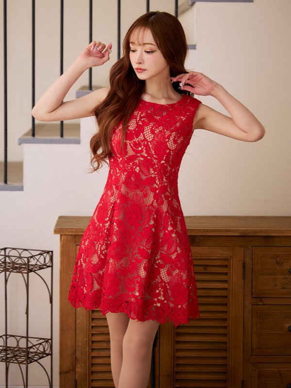 レッド モデル：真優川咲　身長：158cm　着用サイズ：7号(Sサイズ)着用