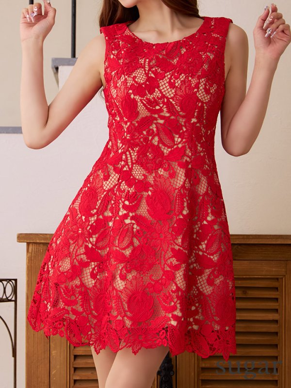 レッド モデル：真優川咲　身長：158cm　着用サイズ：7号(Sサイズ)着用