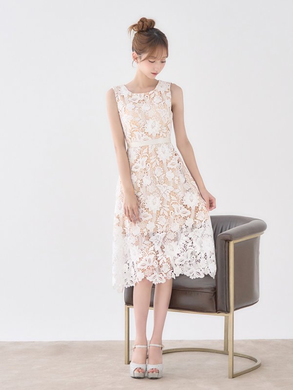 ホワイト モデル：あすか　身長：170cm　着用サイズ：Sサイズ