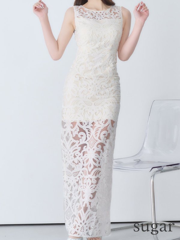 ホワイト　モデル：真優川咲　身長：158cm 着用サイズ：7号(Sサイズ)