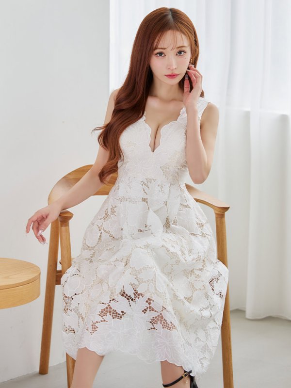 ホワイト モデル：真優川咲　身長：158cm　着用サイズ：7号(Sサイズ)