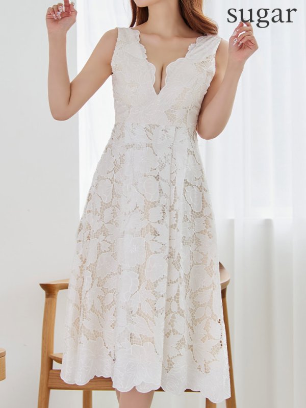 ホワイト モデル：真優川咲　身長：158cm　着用サイズ：7号(Sサイズ)