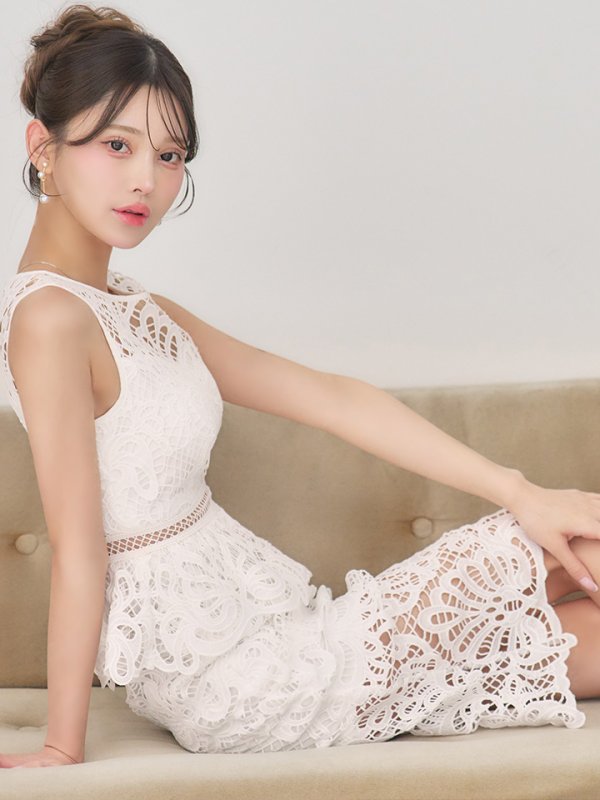 ホワイト　モデル：るりぴ　身長：165cm　着用サイズ：7号(Sサイズ)着用