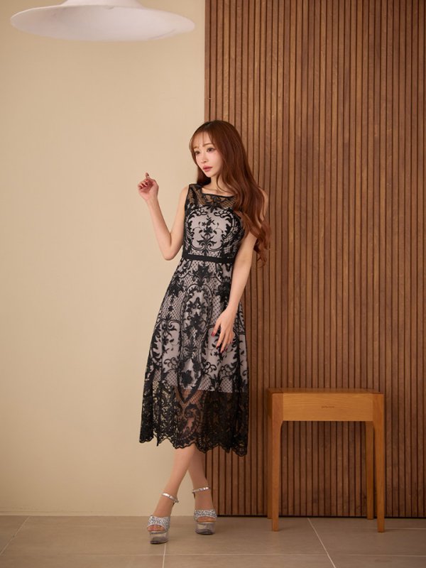 ブラック　モデル：真優川咲　身長：159cm　着用サイズ：7号(Sサイズ)