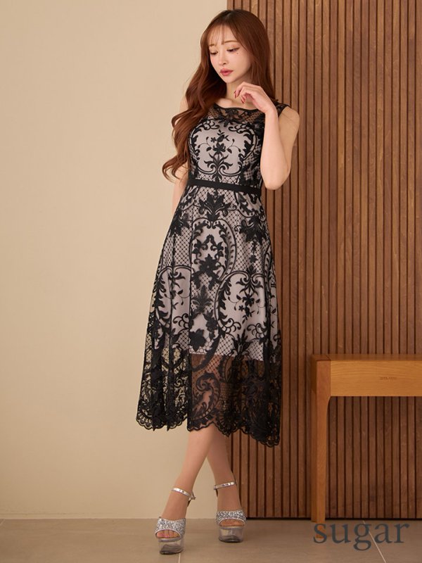 ブラック　モデル：真優川咲　身長：159cm　着用サイズ：7号(Sサイズ)