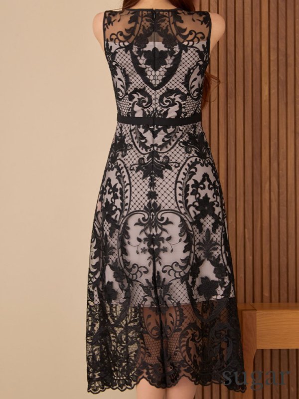 ブラック　モデル：真優川咲　身長：159cm　着用サイズ：7号(Sサイズ)