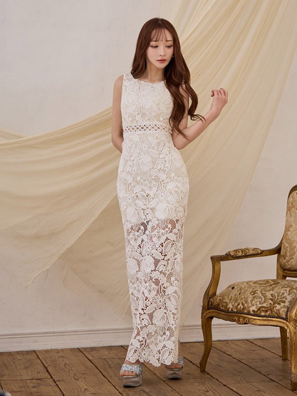 ホワイト　モデル：真優川咲　身長：158cm　着用サイズ：7号(Sサイズ)