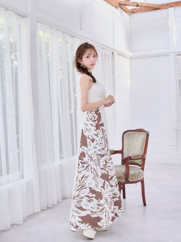 ホワイトxブラウン　モデル：りな　身長：160cm　着用サイズ：7号(Sサイズ)