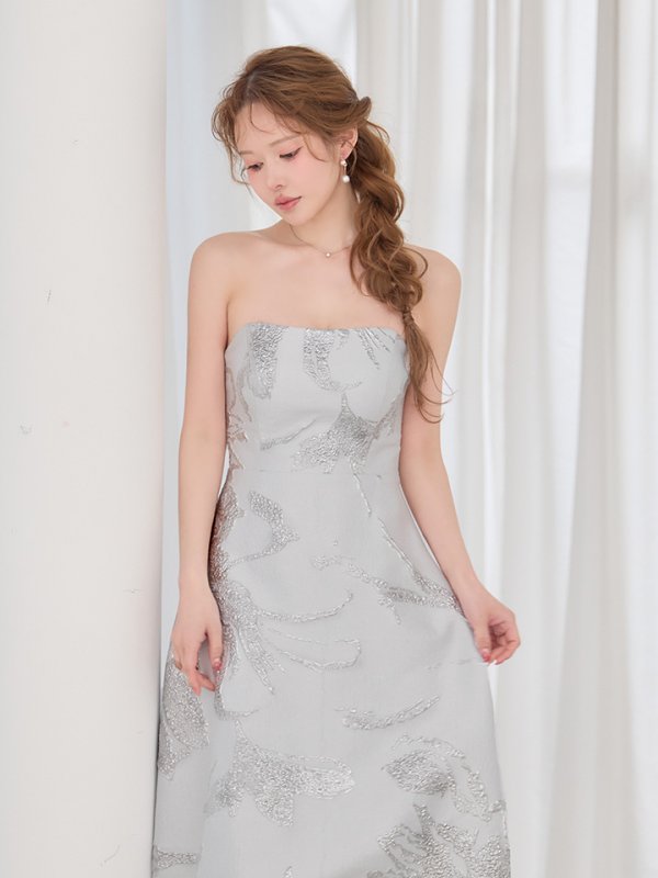 ホワイトxシルバー モデル：ゆめ　身長：160cm　着用サイズ：7号(Sサイズ)