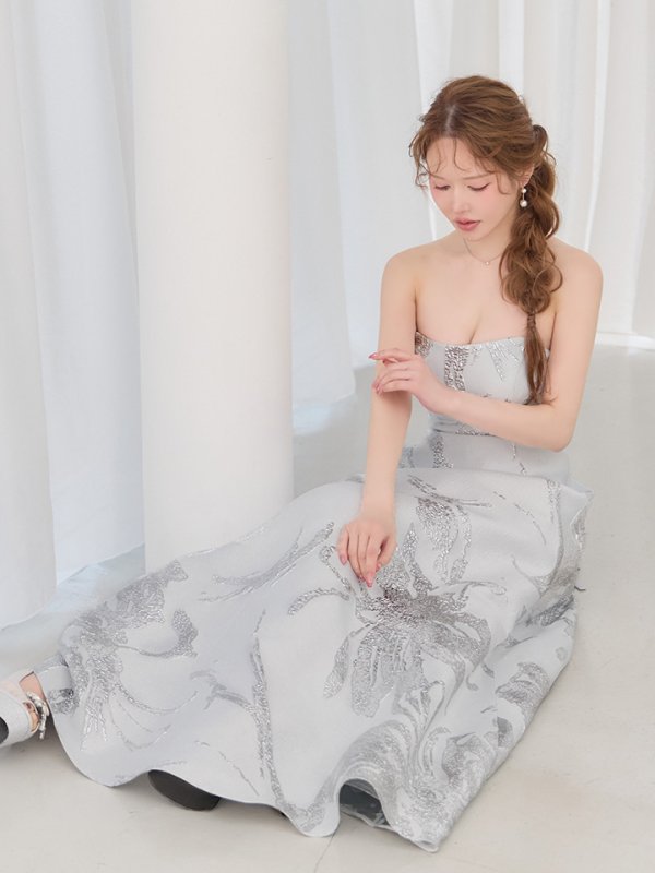 ホワイトxシルバー モデル：ゆめ　身長：160cm　着用サイズ：7号(Sサイズ)