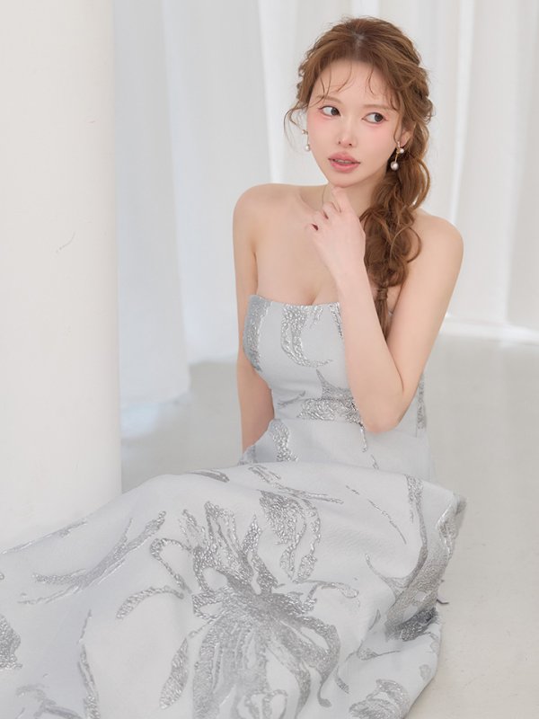 ホワイトxシルバー モデル：ゆめ　身長：160cm　着用サイズ：7号(Sサイズ)