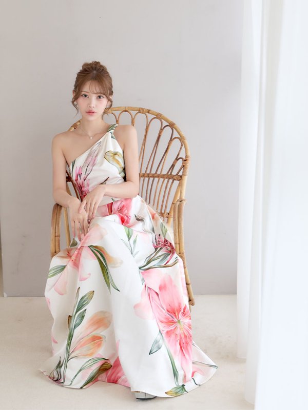 ホワイトxピンク　モデル：るりぴ　身長：165cm　着用サイズ：7号(Sサイズ)