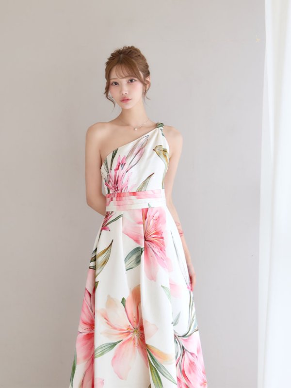 ホワイトxピンク　モデル：るりぴ　身長：165cm　着用サイズ：7号(Sサイズ)