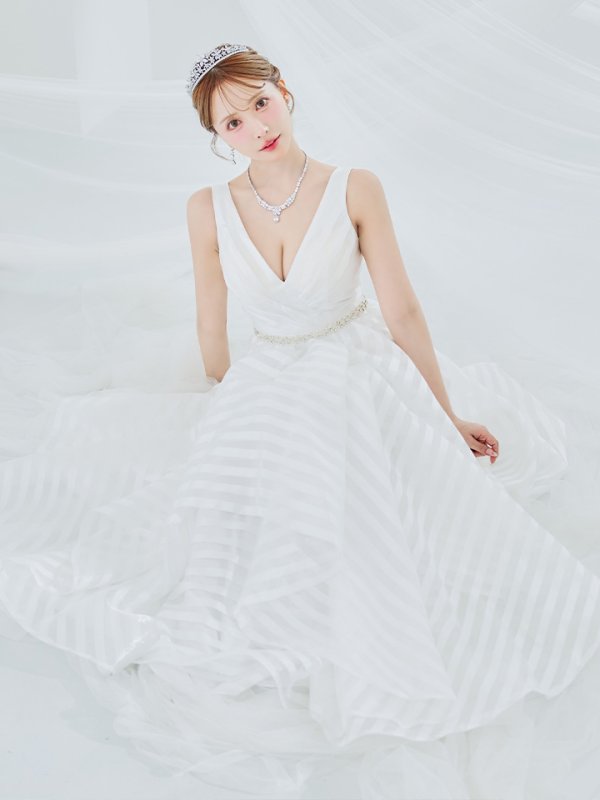 ホワイト モデル：三上悠亜　身長：159cm　着用サイズ：7号(Sサイズ)