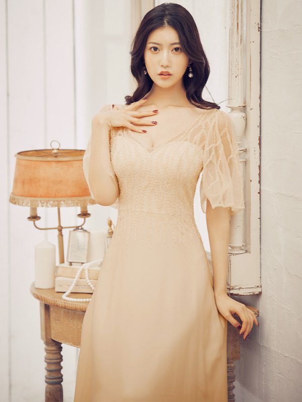 ベージュ モデル:阿部なつき 身長:160cm 着用サイズ:7号(Sサイズ)