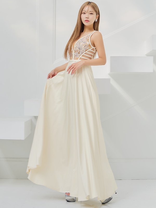 アイボリー モデル:如月れい 身長:160cm:7号(Sサイズ)