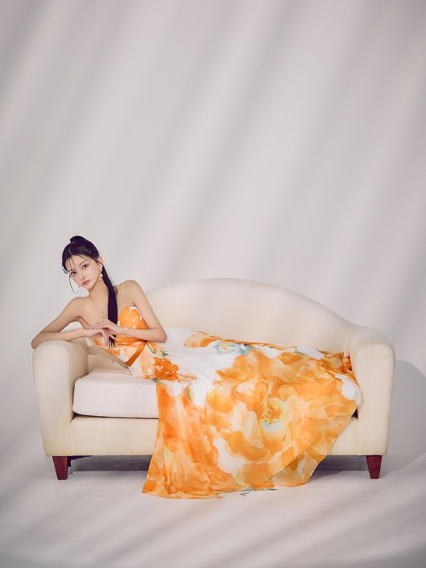 ホワイト×オレンジ モデル:まおちゃる 身長:158cm 着用サイズ:7号(Sサイズ)