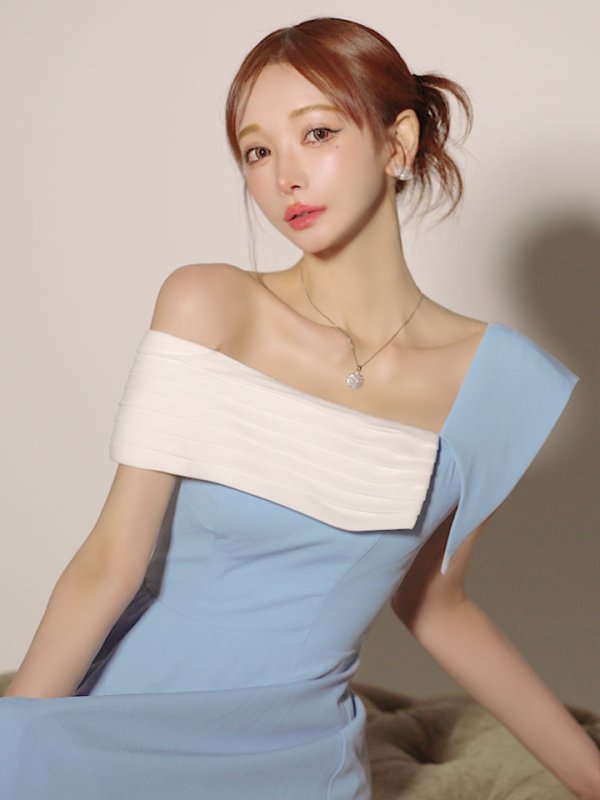 ブルーｘホワイト　モデル：真優川咲　身長：159cm　着用サイズ：Sサイズ