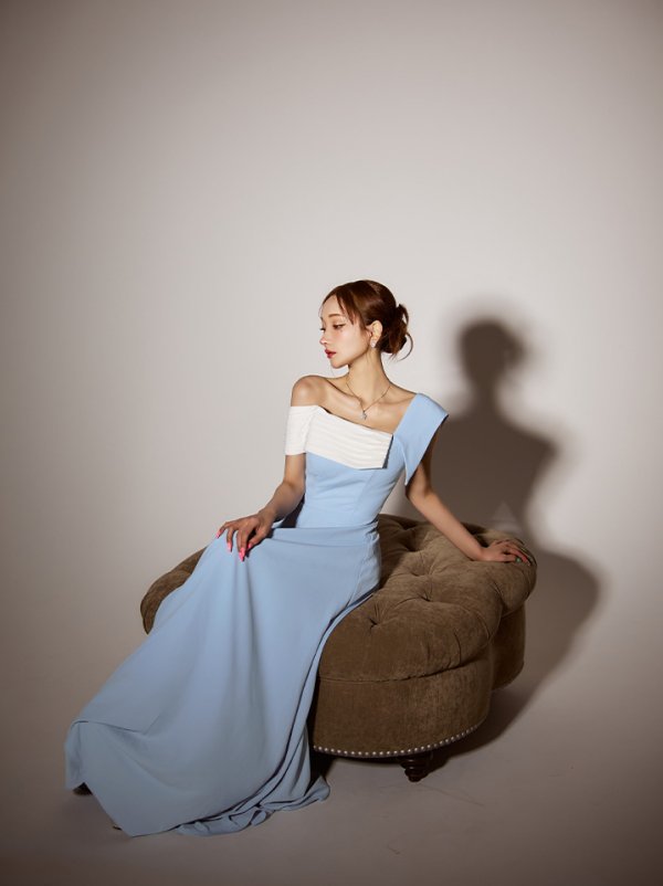 ブルーｘホワイト　モデル：真優川咲　身長：159cm　着用サイズ：Sサイズ