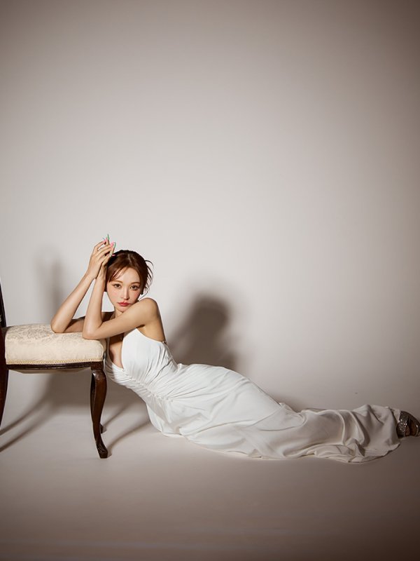 ホワイト モデル：真優川咲　身長：158cm　着用サイズ：7号(Sサイズ)