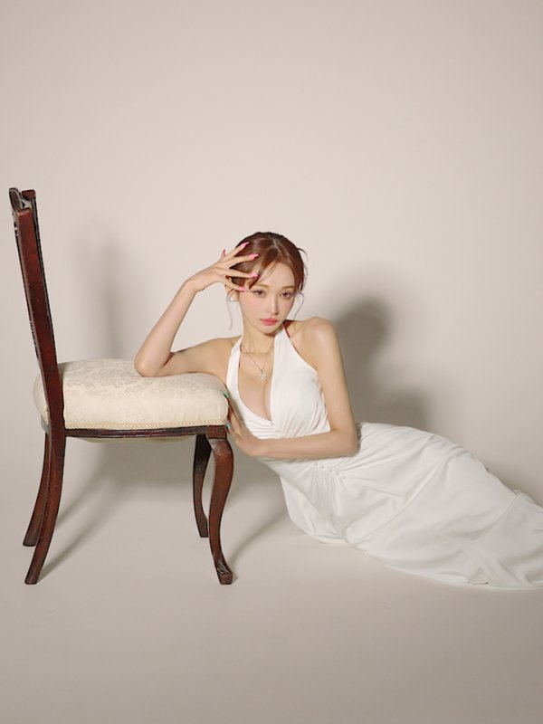 ホワイト モデル：真優川咲　身長：158cm　着用サイズ：7号(Sサイズ)