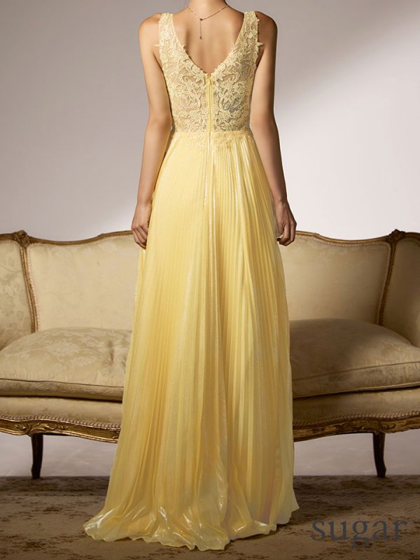 イエロー モデル：まりん　身長：164cm　着用サイズ：Sサイズ