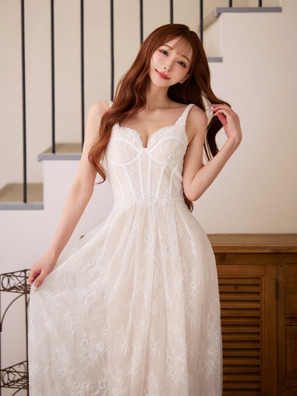 ホワイト　モデル：真優川咲　身長：158cm　着用サイズ：7号(Sサイズ)