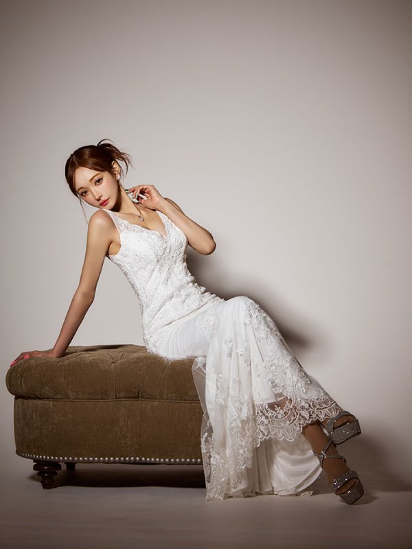 ホワイト モデル：真優川咲　身長：159cm　着用サイズ：Sサイズ