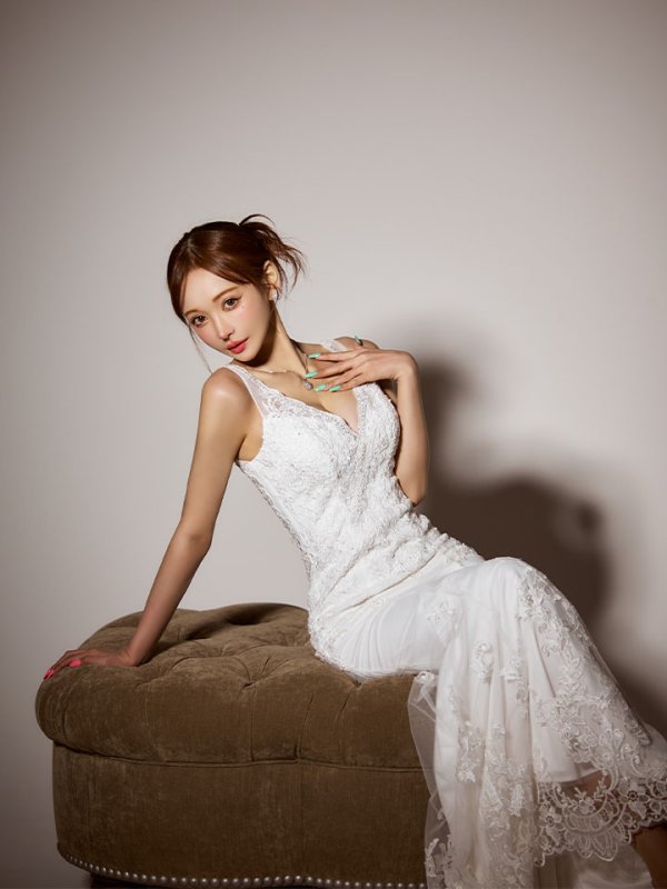 ホワイト モデル：真優川咲　身長：159cm　着用サイズ：Sサイズ