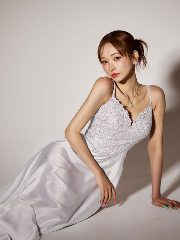 シルバー モデル：真優川咲　身長：158cm 着用サイズ：7号(Sサイズ)