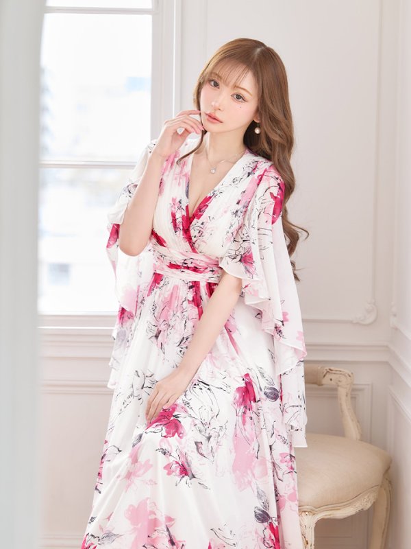 ホワイトxピンク　モデル：真優川咲　身長：158cm　着用サイズ：7号(Sサイズ)