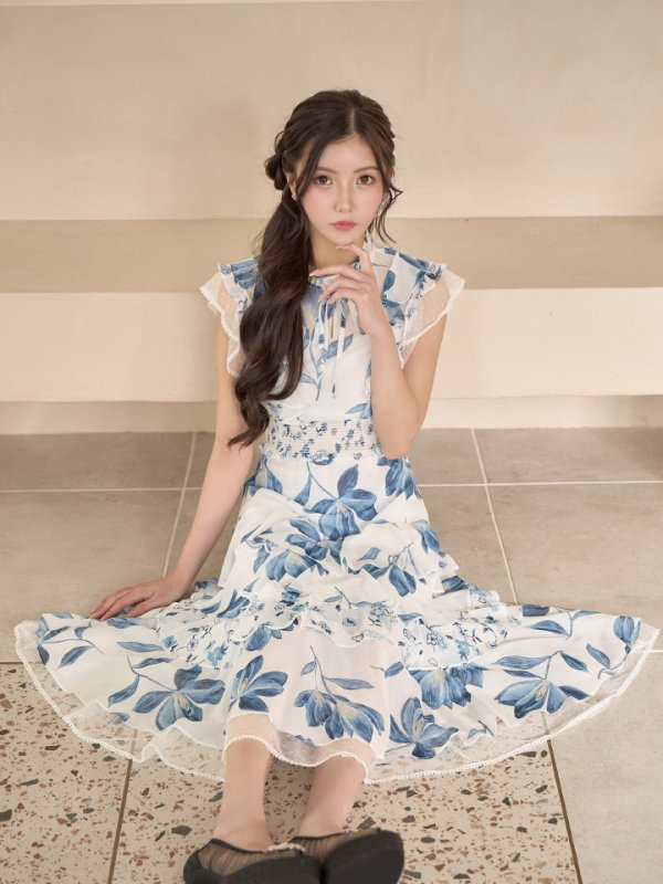 ホワイト×ブルー　モデル：せいは　身長：160cm　着用サイズ：7号(Sサイズ)