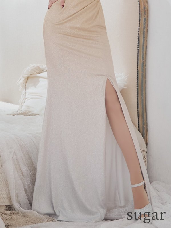 ゴールド モデル:真優川咲 身長:158cm 着用サイズ:Sサイズ