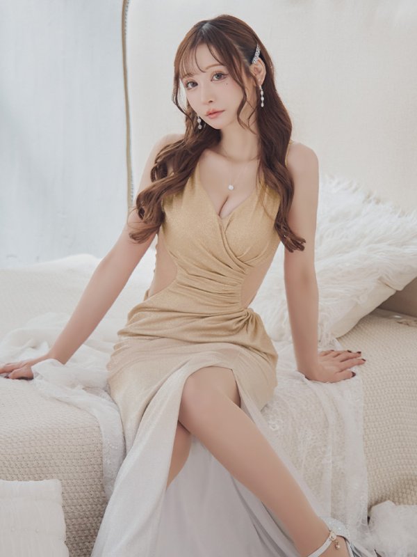 ゴールド モデル:真優川咲 身長:158cm 着用サイズ:Sサイズ