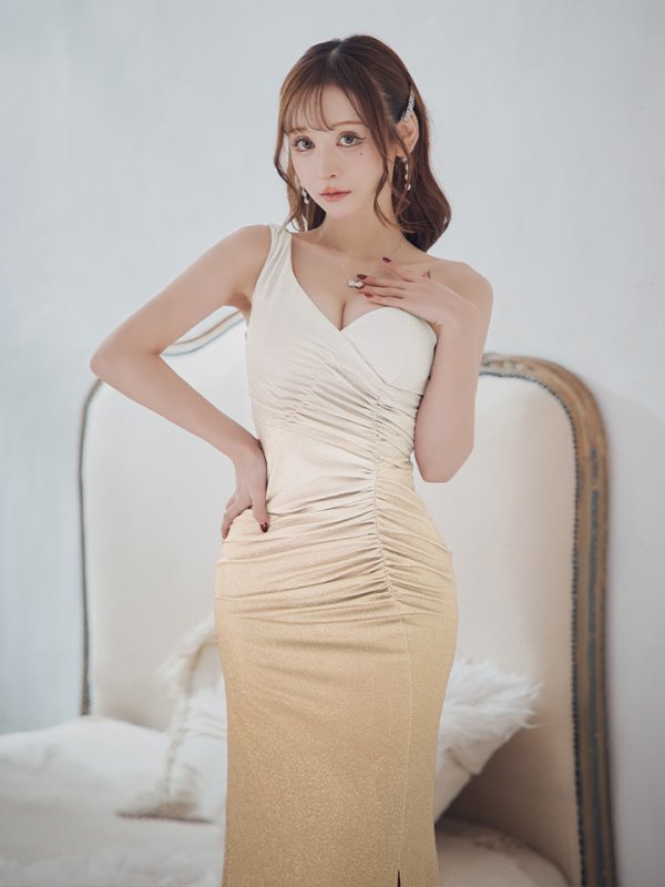 ゴールド モデル:真優川咲 身長:158cm 着用サイズ:Sサイズ