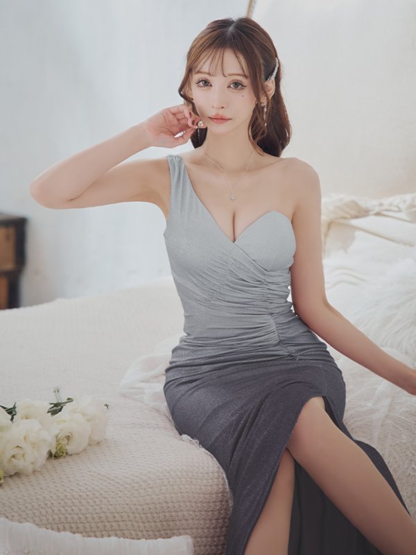 ブラック モデル:真優川咲 身長:158cm 着用サイズ:Sサイズ