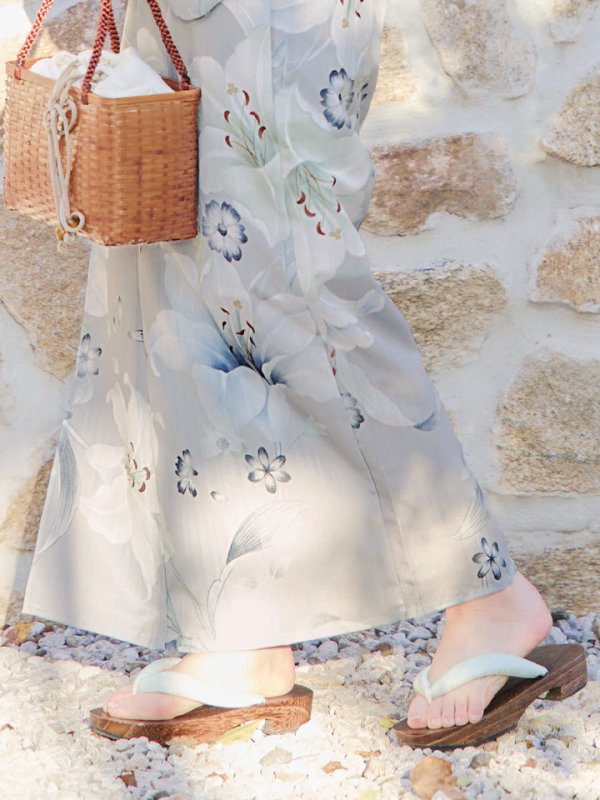 画像7: 【即日発送！】【浴衣】グレー地×可憐に咲き誇る百合浴衣【浴衣３点セット 浴衣/帯/下駄】[YMT] (7)