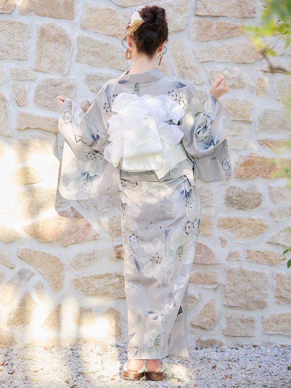 画像8: 【即日発送！】【浴衣】グレー地×可憐に咲き誇る百合浴衣【浴衣３点セット 浴衣/帯/下駄】[YMT] (8)
