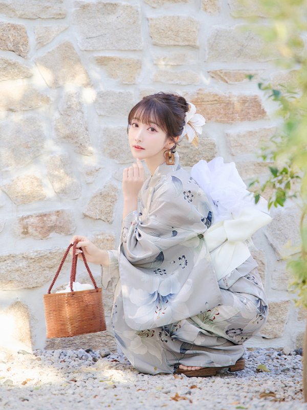 画像10: 【即日発送！】【浴衣】グレー地×可憐に咲き誇る百合浴衣【浴衣３点セット 浴衣/帯/下駄】[YMT] (10)